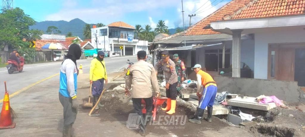 Sinergitas TNI Polri Bersihkan Saluran Air Pasca Banjir di&nbsp;Lumajang