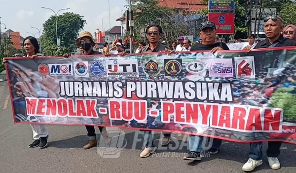 Ratusan Wartawan Geruduk Kantor DPRD Karawang Menolak Revisi RUU&nbsp;Penyiaran