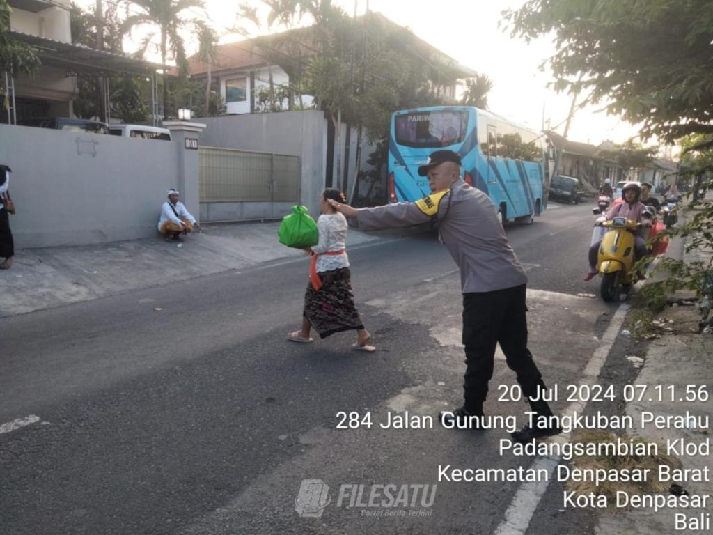 Ciptakan Kelancaran Rombongan Tirta Yatra Bhabinkamtibmas Polsek Denbar Beri Pelayanan Pengaturan&nbsp;Lalin