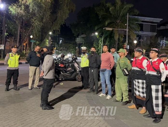 Prioritaskan Stabilitas Kamtibmas Kapolsek Denbar Pimpin Apel Atensi Malam&nbsp;Minggu