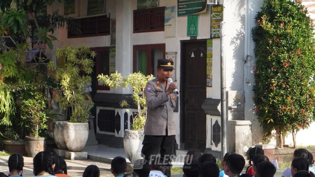 Kanit Binmas Polsek Denbar Beri Materi Kenakalan Remaja di MPLS SMP PGRI 3&nbsp;Denpasar