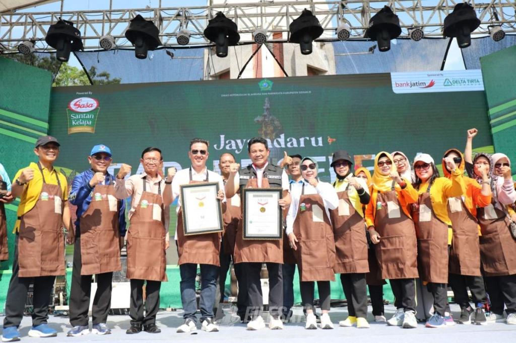 Sidoarjo Pecahkan Rekor MURI dengan 1.500 Porsi Lontong Cecek&nbsp;Gratis
