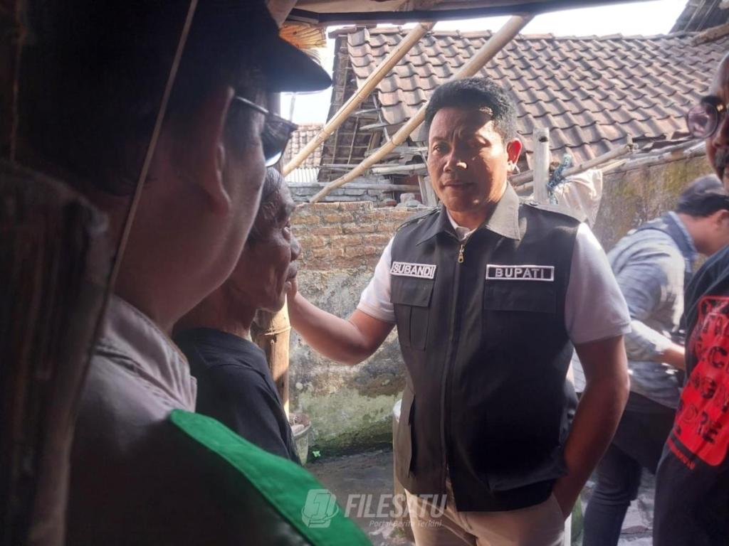 Langgeng Sudiyono Menangis Haru Disambangi Plt Bupati Sidoarjo Dapat Bedah&nbsp;Rumah